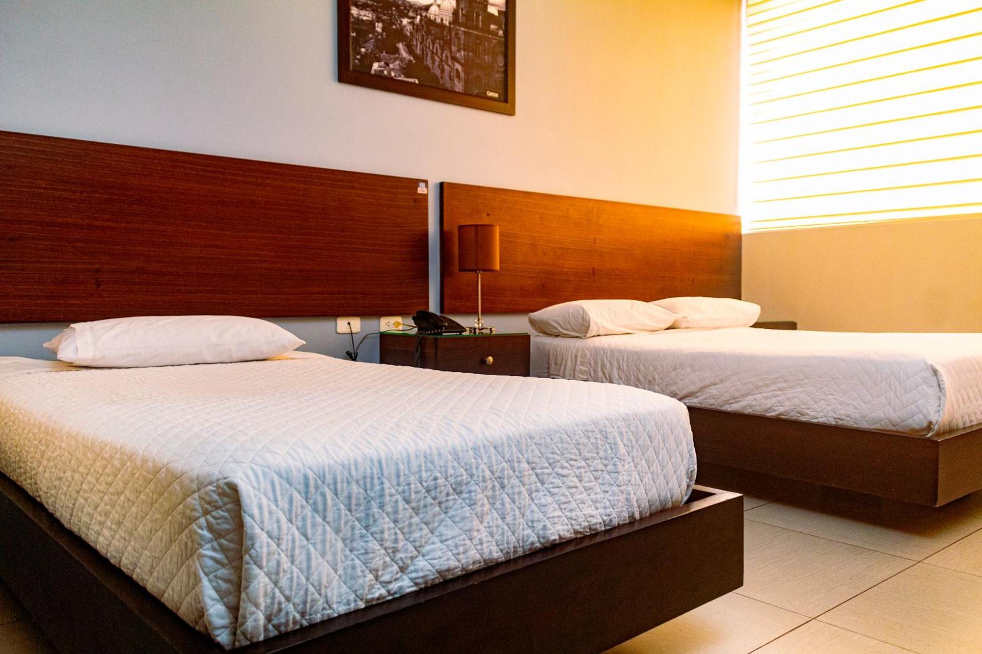Zafra'S Hotel La Troncal ภายนอก รูปภาพ